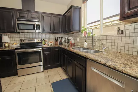 Kitchen - 7978 E 37 Pl, Yuma, AZ 85365 photo 4 of 5