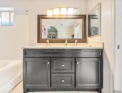 Bath - 6386 E 45 Pl, Yuma, AZ 85365 photo 1 of 2