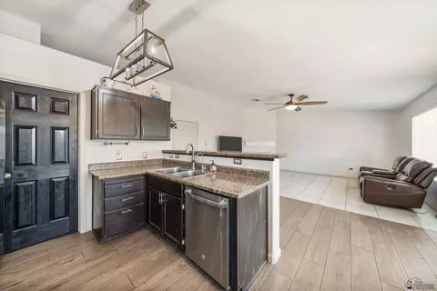 Kitchen - 6386 E 45 Pl, Yuma, AZ 85365 photo 2 of 4