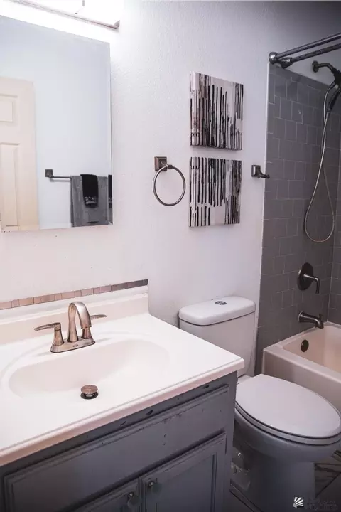 Bath - 6104 E 43 Pl, Yuma, AZ 85365 photo 1 of 3