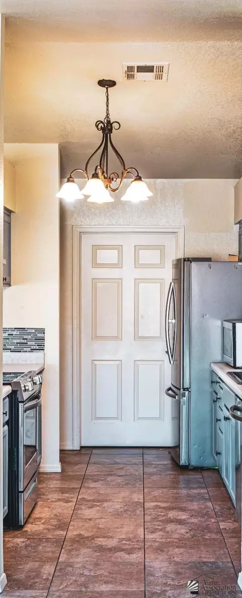 Kitchen - 6104 E 43 Pl, Yuma, AZ 85365 photo 3 of 7