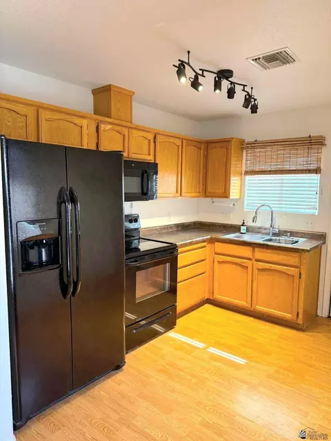 Kitchen - 5216 E 33 Pl, Yuma, AZ 85365 photo 2 of 3