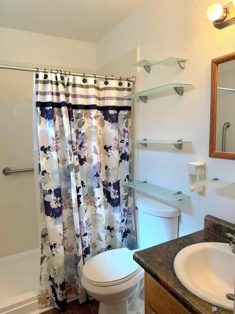 Bath - 5216 E 33 Pl, Yuma, AZ 85365 photo 2 of 3