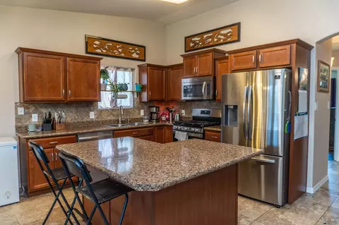 Kitchen - 11515 E 35 Pl, Yuma, AZ 85367 photo 4 of 5
