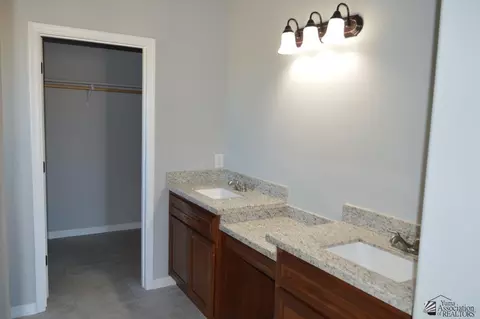 Bath - 13142 E 54 Dr, Yuma, AZ 85367 photo 2 of 3