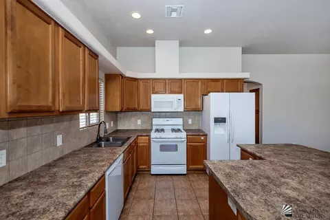 Kitchen - 11815 E Alpha Way, Yuma, AZ 85367 photo 4 of 4