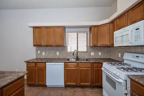 Kitchen - 11815 E Alpha Way, Yuma, AZ 85367 photo 3 of 4
