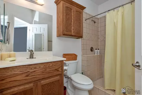 Bath - 5441 E 33 Pl, Yuma, AZ 85365 photo 1 of 2