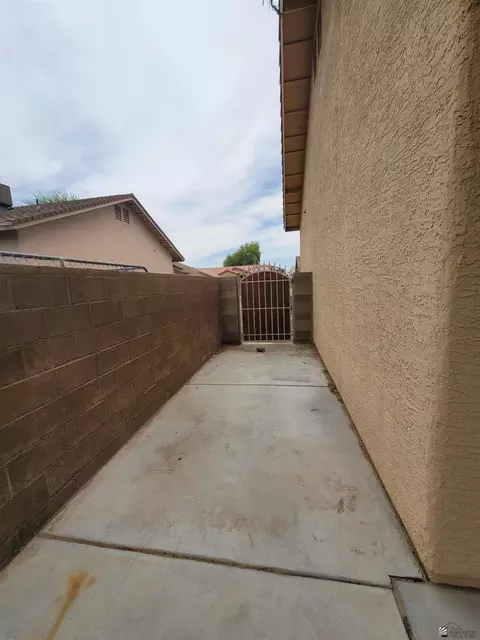 Exterior - 10618 E 37 Pl, Yuma, AZ 85365 photo 4 of 7