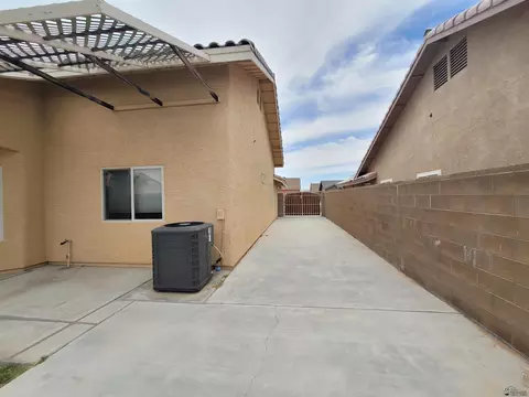 Exterior - 10618 E 37 Pl, Yuma, AZ 85365 photo 6 of 7