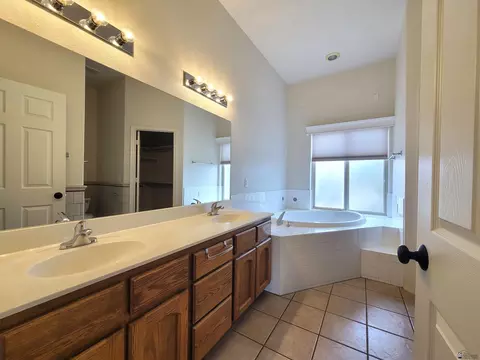 Bath - 10618 E 37 Pl, Yuma, AZ 85365 photo 2 of 5