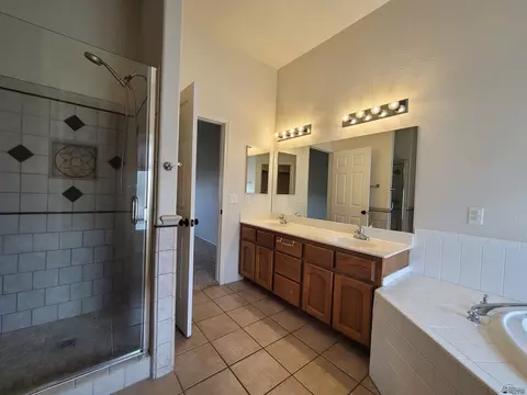 Bath - 10618 E 37 Pl, Yuma, AZ 85365 photo 5 of 5