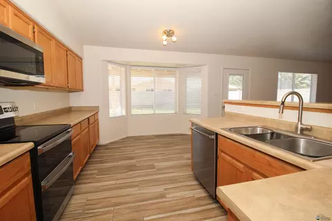 Kitchen - 6103 E 43 St, Yuma, AZ 85365 photo 5 of 7