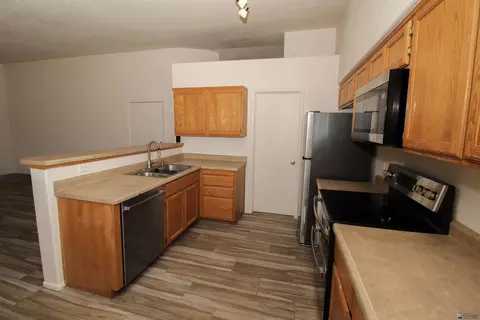 Kitchen - 6103 E 43 St, Yuma, AZ 85365 photo 3 of 7