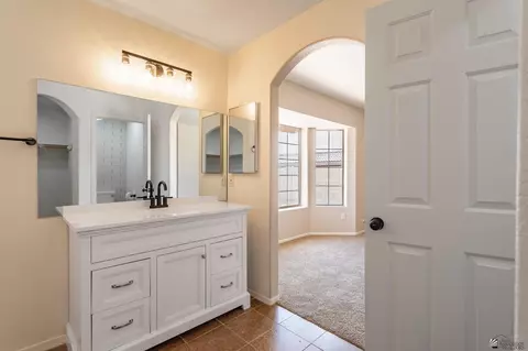 Bath - 7868 E 42 Pl, Yuma, AZ 85365 photo 4 of 4