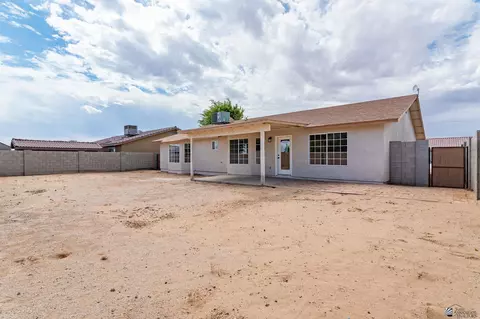 Exterior - 7868 E 42 Pl, Yuma, AZ 85365 photo 7 of 9