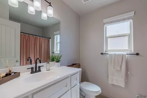 Bath - 10233 E 34 Pl, Yuma, AZ 85365 photo 1 of 2