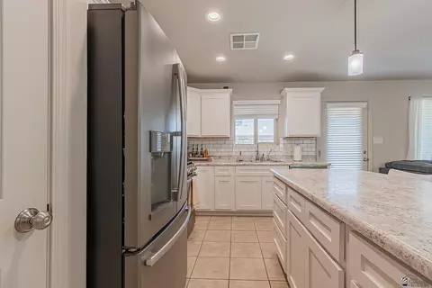 Kitchen - 10233 E 34 Pl, Yuma, AZ 85365 photo 2 of 3