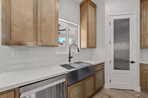 Kitchen - 10865 E 45 St, Yuma, AZ 85367 photo 5 of 5
