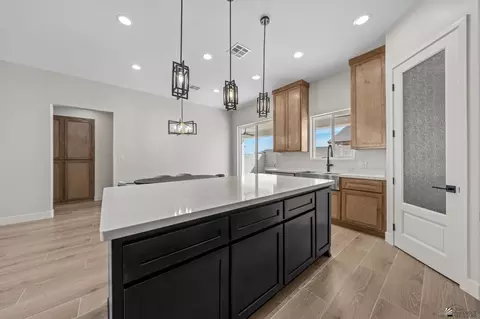 Kitchen - 10865 E 45 St, Yuma, AZ 85367 photo 3 of 5