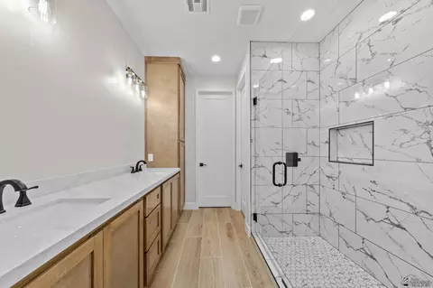 Bath - 10865 E 45 St, Yuma, AZ 85367 photo 2 of 4