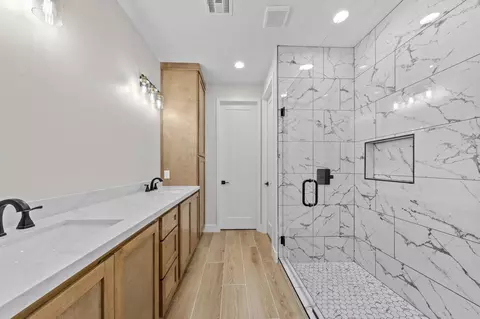 Bath - 10865 E 45 St, Yuma, AZ 85367 photo 2 of 4