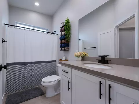 Bath - 11639 E 33 Way, Yuma, AZ 85367 photo 1 of 4