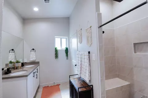 Bath - 11639 E 33 Way, Yuma, AZ 85367 photo 2 of 4