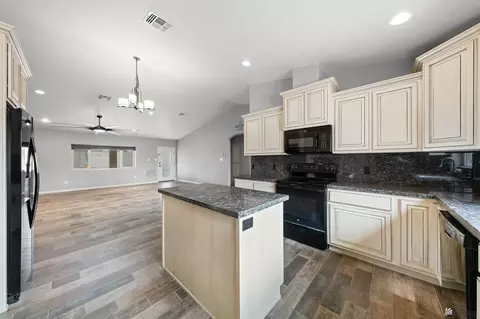 Kitchen - 5950 E 39 St, Yuma, AZ 85365 photo 2 of 4
