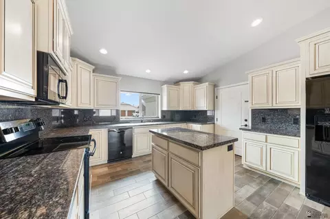 Kitchen - 5950 E 39 St, Yuma, AZ 85365 photo 4 of 4