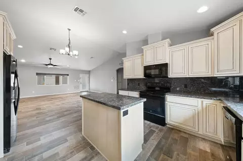 Kitchen - 5950 E 39 St, Yuma, AZ 85365 photo 2 of 4