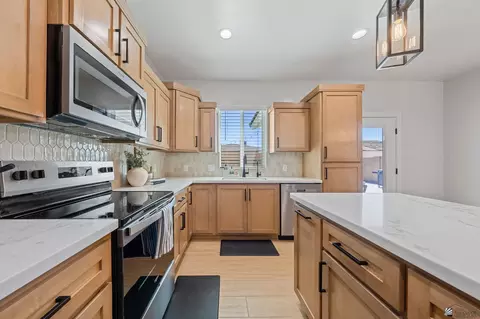 Kitchen - 10634 E 45 St, Yuma, AZ 85367 photo 3 of 5