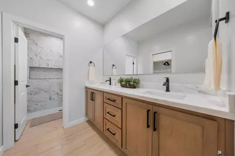 Bath - 10634 E 45 St, Yuma, AZ 85367 photo 3 of 5