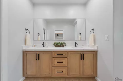 Bath - 10634 E 45 St, Yuma, AZ 85367 photo 5 of 5