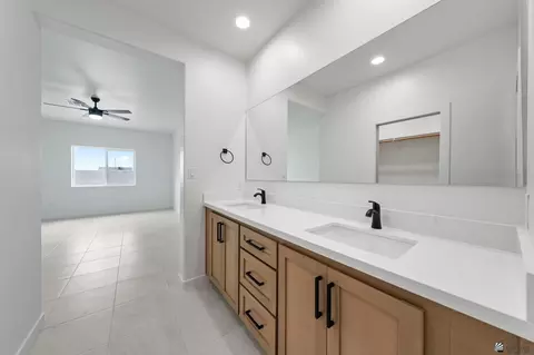 Bath - 10642 E 45 St, Yuma, AZ 85367 photo 3 of 5