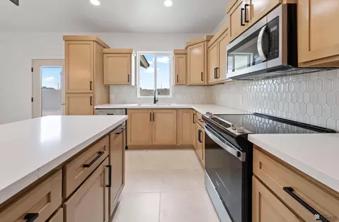 Kitchen - 10642 E 45 St, Yuma, AZ 85367 photo 5 of 6