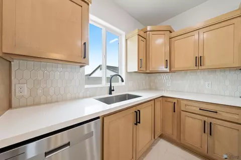 Kitchen - 10642 E 45 St, Yuma, AZ 85367 photo 3 of 6