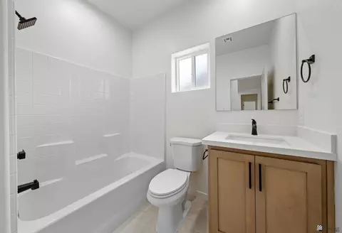 Bath - 10642 E 45 St, Yuma, AZ 85367 photo 2 of 5