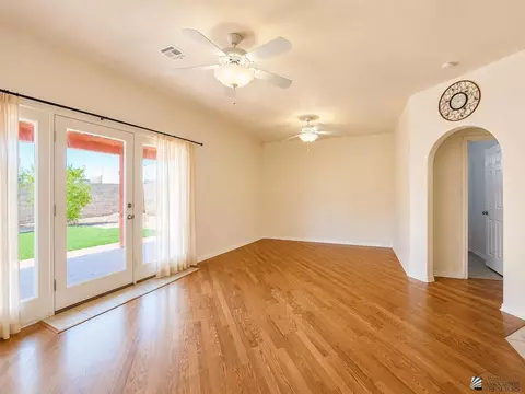 Living - 11200 E 37 Way, Yuma, AZ 85367 photo 3 of 4