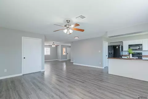 Living - 7830 E 42 Pl, Yuma, AZ 85365 photo 5 of 6