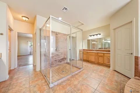 Bath - 14158 E 49 Dr, Yuma, AZ 85367 photo 2 of 5