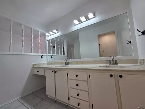 Bath - 1407 E Pebble Beach Dr, Yuma, AZ 85365 photo 2 of 2