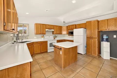 Kitchen - 13471 E 45 St, Yuma, AZ 85367 photo 3 of 4