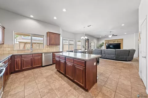 Kitchen - 7922 E 38 Pl, Yuma, AZ 85365 photo 3 of 5