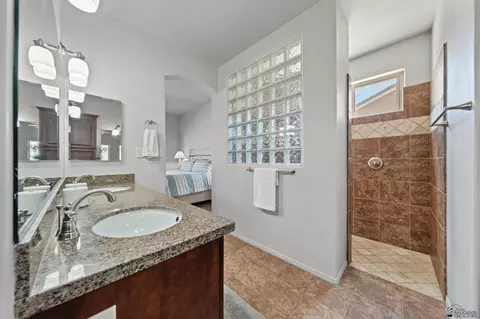 Bath - 7922 E 38 Pl, Yuma, AZ 85365 photo 3 of 6
