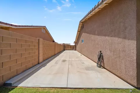 Exterior - 7922 E 38 Pl, Yuma, AZ 85365 photo 8 of 9