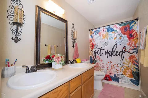 Bath - 6273 E 40 Pl, Yuma, AZ 85365 photo 3 of 3
