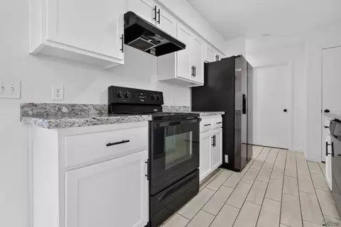 Kitchen - 7124 E 37 St, Yuma, AZ 85365 photo 2 of 3