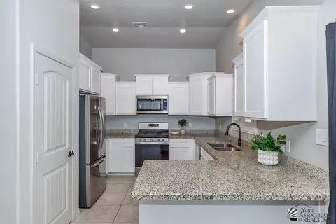 Kitchen - 11522 E 33 Ln, Yuma, AZ 85367 photo 3 of 5