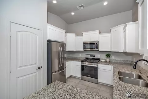 Kitchen - 11522 E 33 Ln, Yuma, AZ 85367 photo 4 of 5
